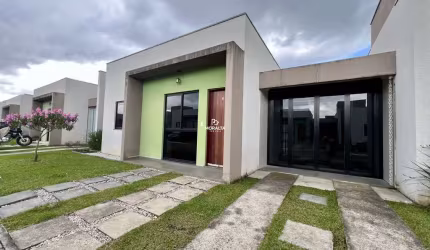 Casa Dentro de Condomínio Fechado Com Três Quartos no Bairro Ipê!