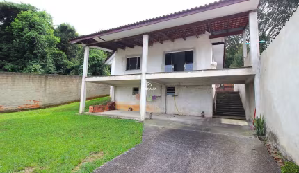 Casa 02 Quartos com Amplo Terreno no Jardim Carmem