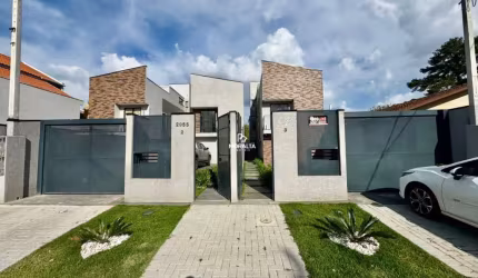 Sobrado com  3 quartos sendo uma suite, à venda, no bairro Boqueirão