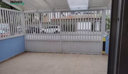Casa Sobreposta Térrea, Reformada, 2 dormitórios sendo 1 suíte, Garagem, Quintal e no querido bairro do Embaré
