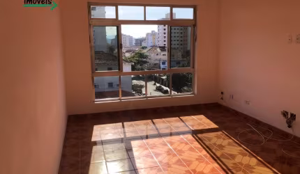 Excelente oportunidade de investimento no desejado bairro Aparecida! Este apartamento de 90m² é muito bem distribuído e possui 2 dormitórios com piso vinílico e ar condicionado. A sala é ampla, com es