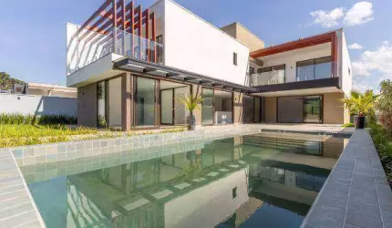 544m² COM 4 SUÍTES, PISCINA E JARDIM ENCANTADOR NO CONDOMÍNIO PARADISO!
