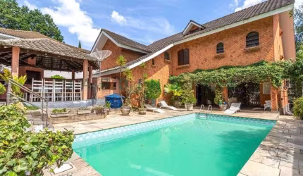 LUXUOSA RESIDÊNCIA NO MORUMBI: Casa em Condomínio de Alto Padrão com 6 quartos, 4 suítes, 8 banheiros, 9 vagas e 700m² de área. Venda ou Locação em São Paulo-SP.
