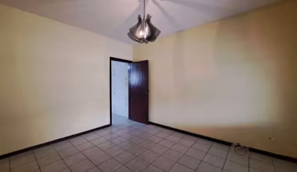 Venda de Casa em Condomínio de Alto Padrão no Jardim Maria Duarte, São Paulo-SP: 3 Quartos, 1 Suíte, 3 Banheiros, 2 Vagas - 160m².