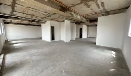 Imperdível Sala Comercial de 547,10 m² no Condomínio na Liberdade, São Paulo-SP: Venda e Locação!