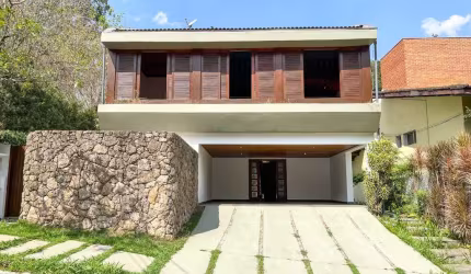 Casa de Luxo no Condomínio Jardim Morumbi - 5 Quartos, 3 Suítes, 6 Banheiros, 2 Vagas de Garagem, 400m² de Área - São Paulo-SP