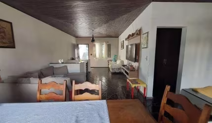 Impecável Casa de 4 Quartos e 2 Suítes com 3 Vagas de Garagem à Venda no Jardim Londrina!