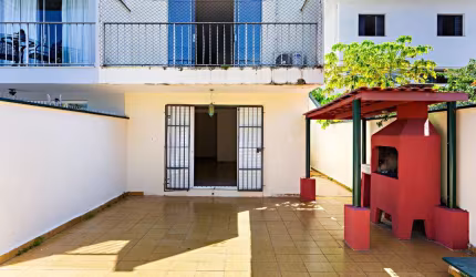 Casa à venda na Vila Madalena, São Paulo-SP: 3 quartos, 1 suíte, 4 banheiros, 2 vagas de garagem, 239 m² de área.