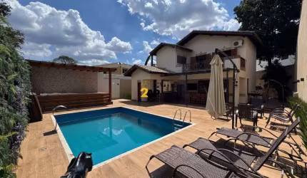 Casa de luxo em Interlagos: 4 quartos, 2 suítes, 2 salas, 4 banheiros, 2 vagas, 250m². Venda ou aluguel em São Paulo-SP!