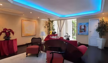 Imperdível: Sobrado de 240m², 4 quartos sendo 2 suítes, 2 vagas de garagem à venda no Jardim Trussardi