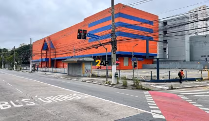 Galpão Comercial de Alto Padrão na Vila Cordeiro, 250 Vagas de Garagem e 26.647 m² de Área.
