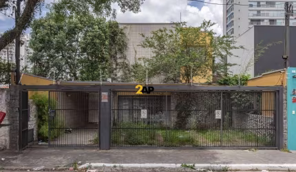 Imperdível: Casa à venda ou locação em São Paulo-SP, bairro Itaim Bibi, 2 quartos, 1 suíte, 1 sala, 2 banheiros, 4 vagas de garagem e 237m²!