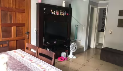 Imperdível oportunidade de adquirir casa em condomínio no Parque Munhoz, São Paulo-SP! 3 quartos, 1 suíte, 3 banheiros, 2 vagas de garagem e 80,00 m² de área.