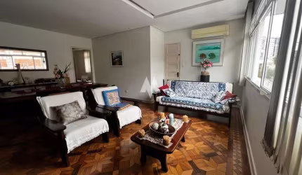 Casa Sobreposta Alta à venda, em excelente localização na Ponta da Praia, em Santos