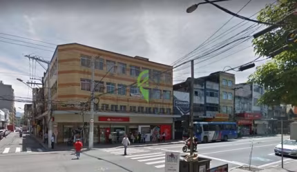 Prédio Comercial no Centro de Santos, com 2 amplos pavimentos para locação2º piso: Recepção, 6 salas, 4 banheiros. As opções de utilizações são enormes