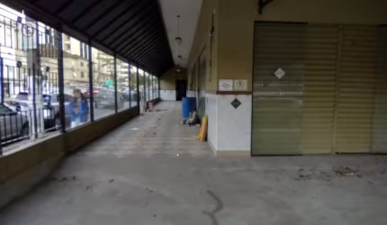 Loja com 350m2 para alugar em avenida movimentada no Embaré, Santos