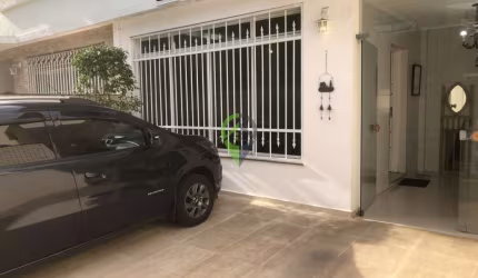 Linda Casa no Boqueirão com 200m²,sendo 4 dormitórios e 1 suíte, vaga para dois carros com quintal grande