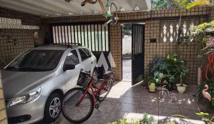 Oportunidade Venda de Casa Sobreposta Baixa, Quintal, 3 dormitórios sendo 1 suíte e garagem privativa em ótima localização.,