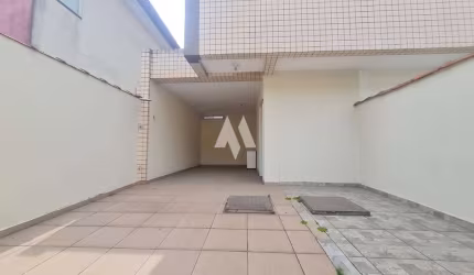 Sobrado Triplex , Recém Construído, 2 suítes , 2 vagas de garagem , Quintal e no Valor justo!