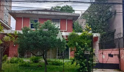 Sobrado , com dois pavimentos + edícula.