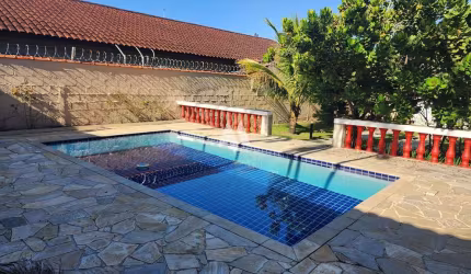 Casa térrea em Itanhaem, 3 dormitórios, piscina, churrasqueira, vaga pra 5 carros