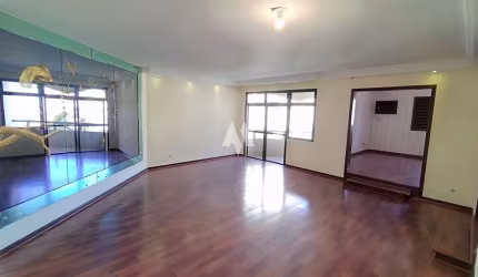 Viva com conforto e elegância a uma quadra da praia