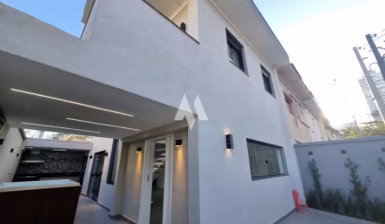 Casa à venda na Ponta da Praia em Santos