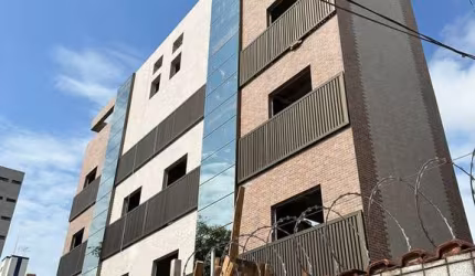 Apresentamos uma casa extraordinária, com 5 pavimentos e elevador, 3 suítes e uma master , toda climatizada, projetada com refinados toques de arquitetura e design de interiores assinados por Verônica
