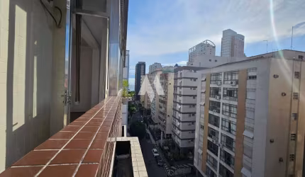 Apartamento 02 quartos, vista mar na quadra da praia no Boqueirão, garagem, dependência completa.