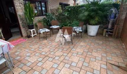 Casa Padrão- 5 dormitórios sendo 4 suítes - Aparecida / Santos