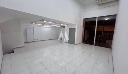Lojas Comerciais para Locação no Centro de Santos**  Oportunidade imperdível para empreendedores!  Disponíveis 3 lojas comerciais localizadas na Amador Bueno, com a Riachuelo no coração do Centro de S