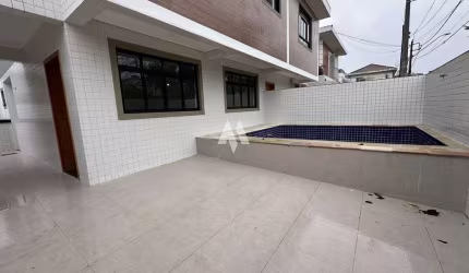 Casa de esquina 03 suítes- quintal -  À  venda na Vila Belmiro Santos com piscina - 140m²