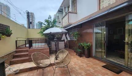 Venda de Casa/Sobrado no Embaré, Santos - Oportunidade Única em Localização Privilegiada