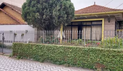 Casa com ótima localização na Avenida Afonso Pena com 03 Quartos + edícula á venda em Santos