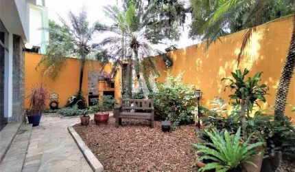 Sobrado à venda no Boqueirão - 5 dormitórios, 3 suítes e piscina