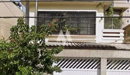 Casa Sobreposta Alta com Edícula em Santos,145m², 3 Vagas de Garagem e no bairro do Boqueirão