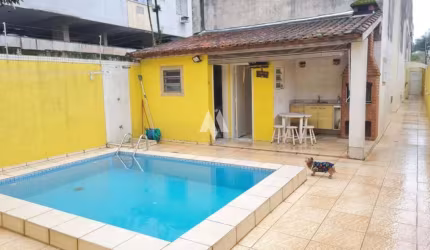 Casa com 4 quartos e 3 banheiros à venda, 152 m² por R$ 900.000