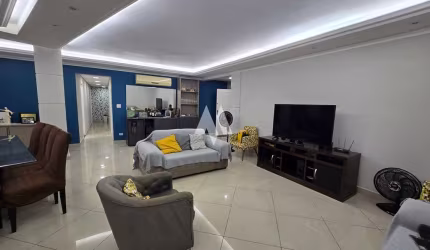 Oportunidade Única! Casa Sobreposta Baixa, Isolada, 3 Suítes e Localização Privilegiada!