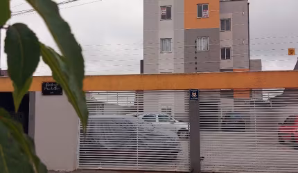 Apto 2Q com planejados de cozinha, bwc e painel para TV, aquec a gás sacada churrasq.