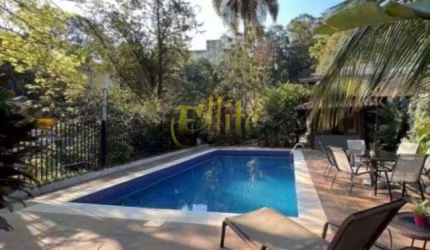 Linda casa em condomínio fechado na Granja Viana