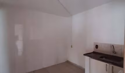 Casa em quintal compartilhado 1 dormitório + Cozinha e banheiro