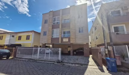 Apartamento térreo com 2 quartos, área externa e churrasqueira – disponível para locação!