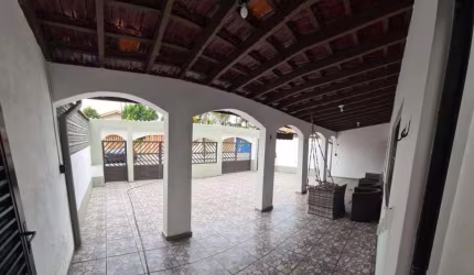 Casa com 3 dorms em 600 mts² de terreno, com piscina, 15 vagas de garagem e 100 metros do Mar no ba