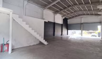 Galpão na Av. Pres. Kennedy - Bal. Flórida! 330,00m²