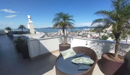 Apartamento à venda com 2 dormitórios localizado em Barreiros, São José/SC.