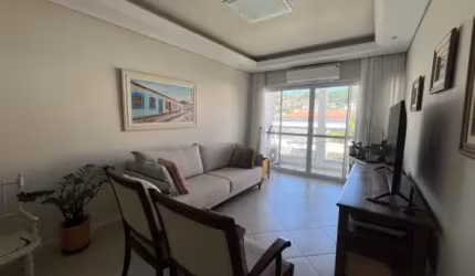 APARTAMENTO SEMIMOBILIADO COM 3 QUARTOS SENDO 1 SUÍTE E 1 VAGA DE GARAGEM NO CENTRO DE FLORIANÓPOLIS/SC