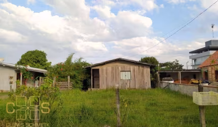Terreno e Casa com dois dormitórios a 800 metros da praia de Itajuba