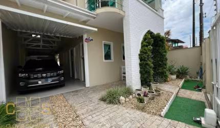 Casa na Quadra do Mar em Balneário Piçarras