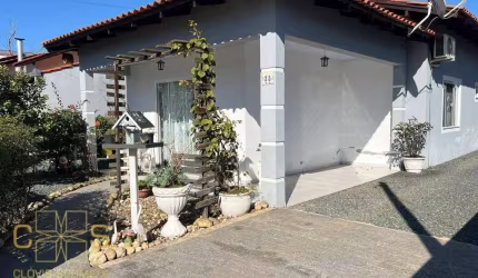 CASA PERTO DA PRAIA E EM TERRENO ÚNICO