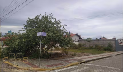 LINDO TERRENO NO CENTRO A 400 METROS DO MAR !!